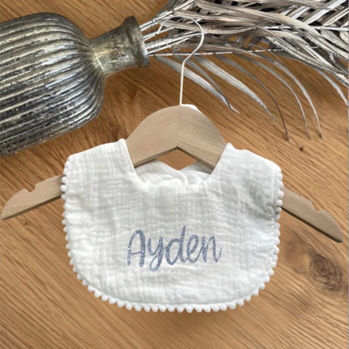 Bavoir blanc à galon