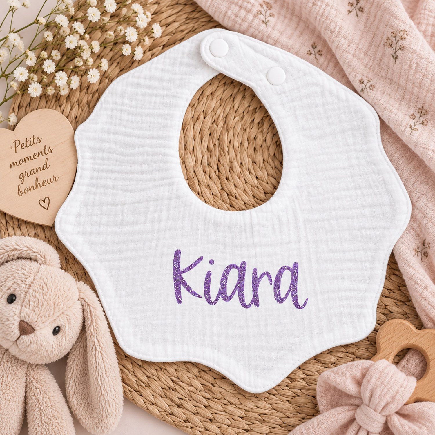 Bavoir bébé blanc personnalisé avec prénom – Forme fleur en gaze de coton - Bébé Tendances