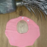 Bavoir rose personnalisable – Image 2