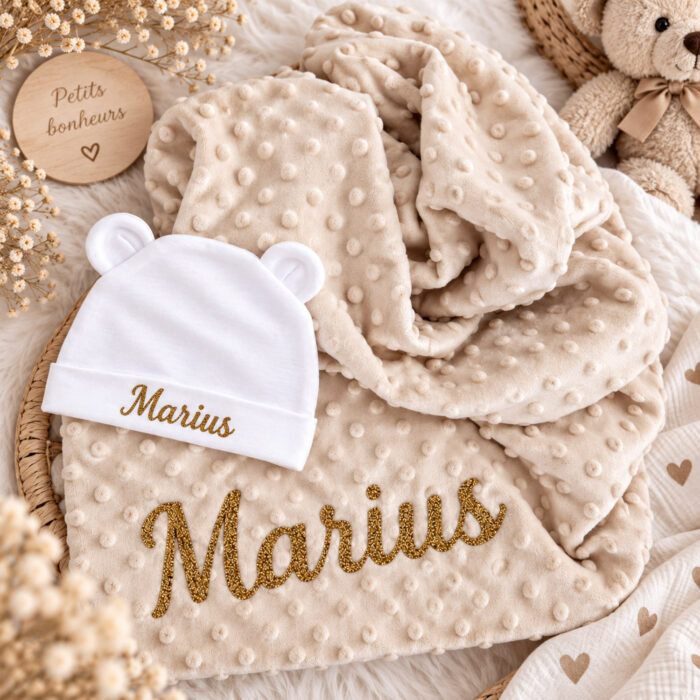 Coffret couverture beige + bonnet blanc personnalisable - Bébé Tendances