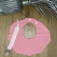 Coffret bavoir + attache tétine rose personnalisable – Image 2