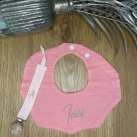 Coffret bavoir + attache tétine rose personnalisable