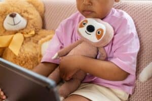 peluche bébé compagnon interactif